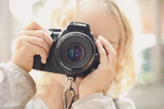 Kind met fotocamera voor het gezicht